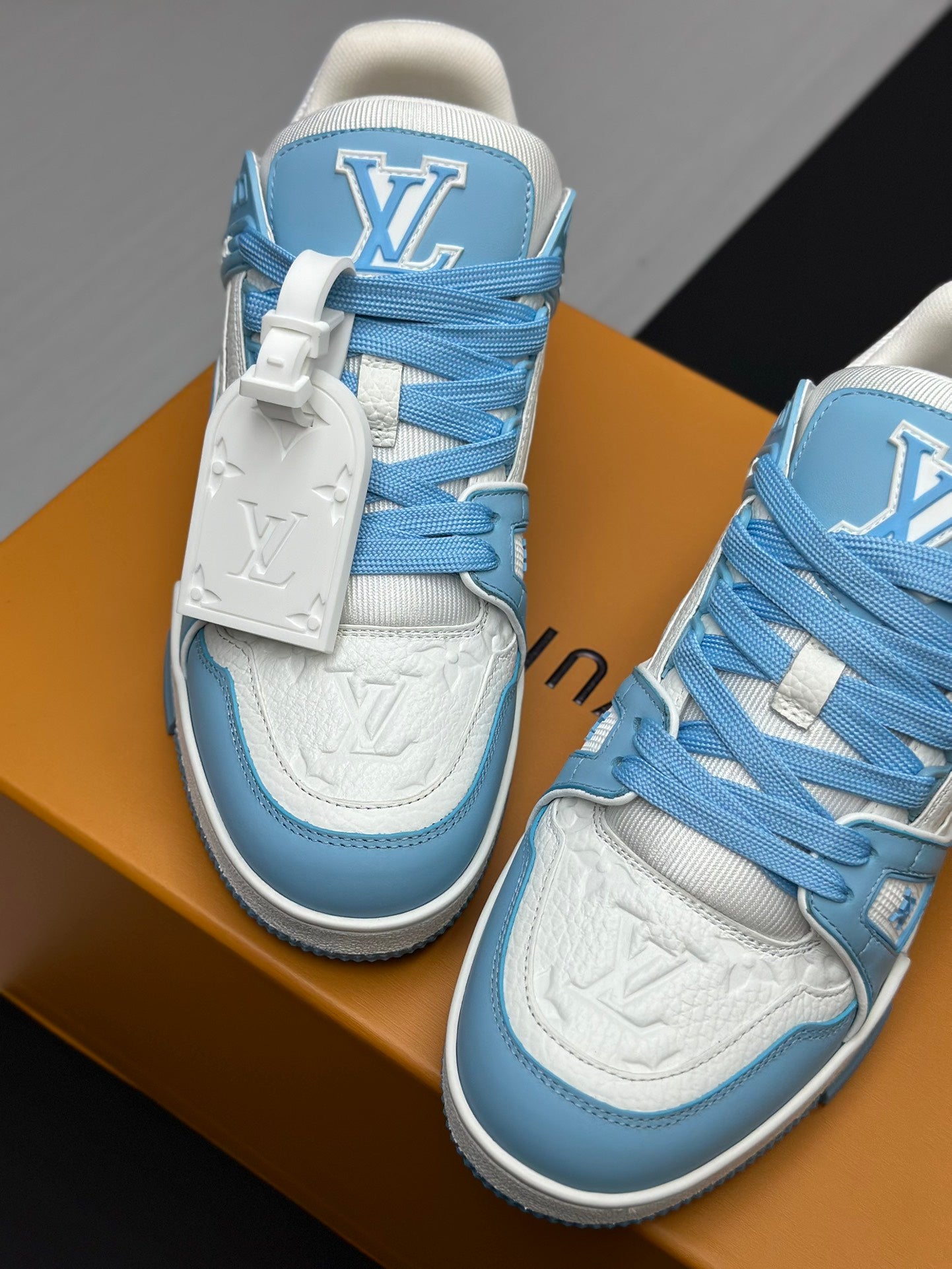 LV Trainer Bleu Clair