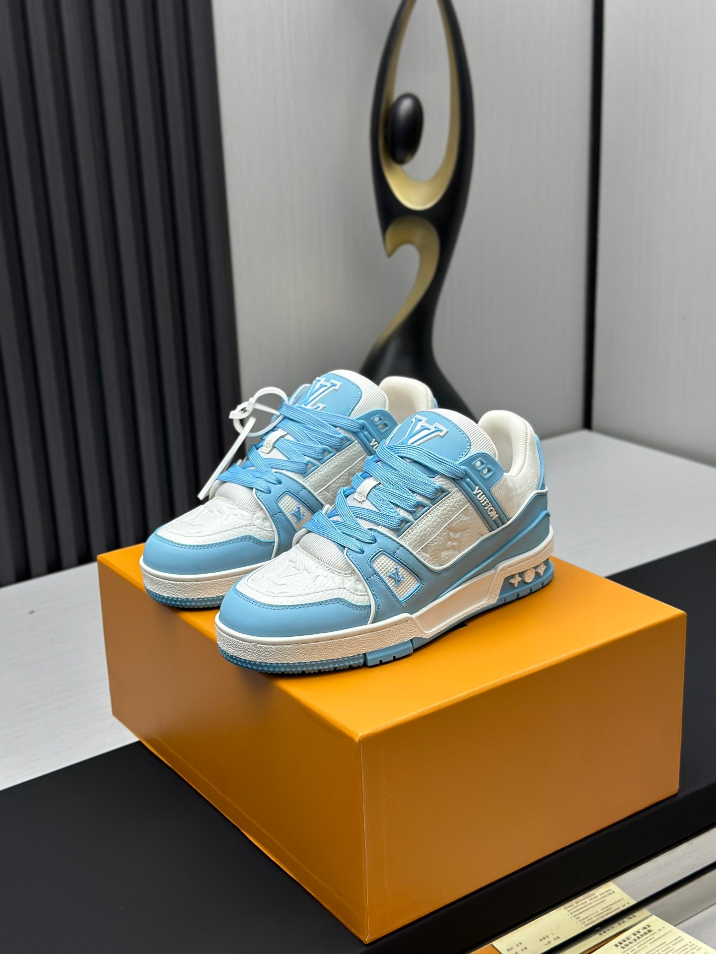 LV Trainer Bleu Clair
