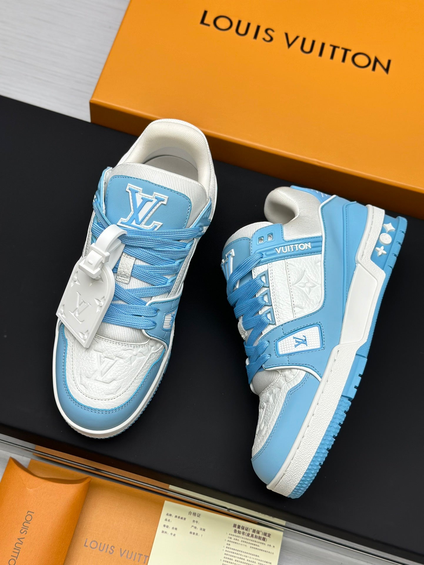 LV Trainer Bleu Clair