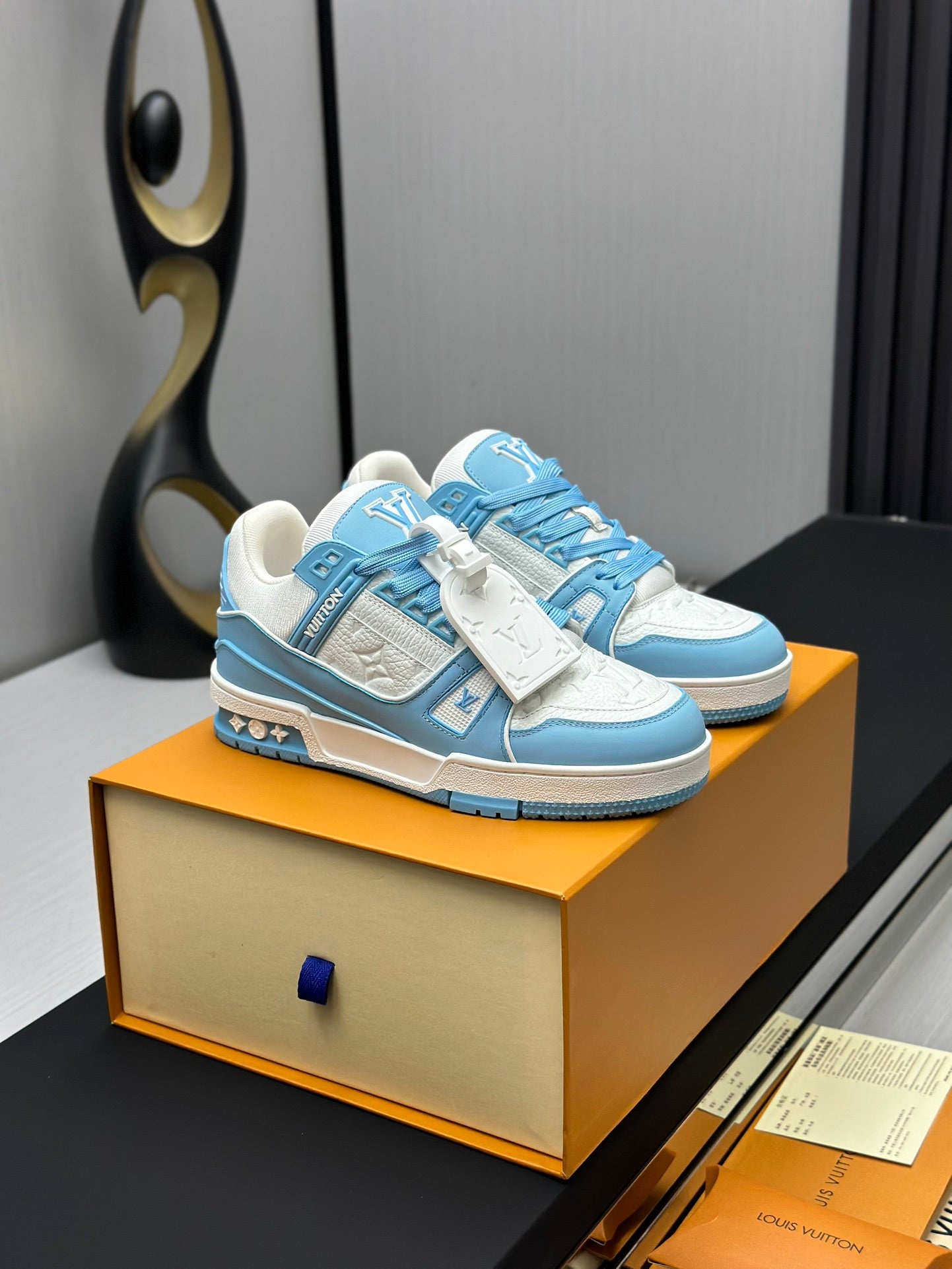 LV Trainer Bleu Clair